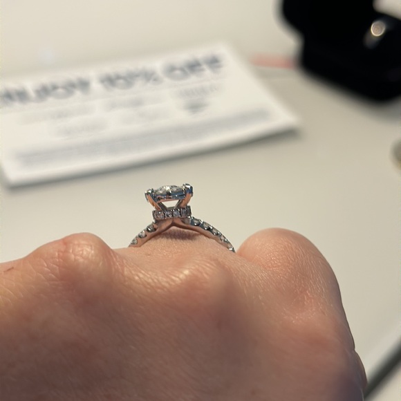 10k solid white gold engagement ring - Picture 2 of 9